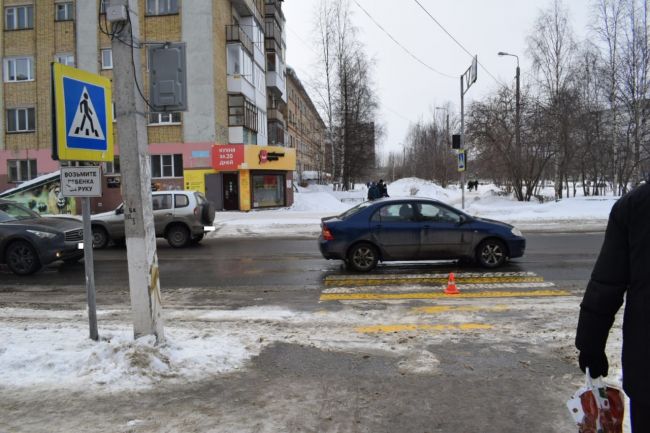 ухт Водитель Renault Megane сбил пешехода возле дома 8/32 по проспекту Космонавтов
